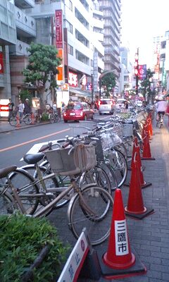画像：自転車等放置禁止区域内に自転車が放置されている様子の写真