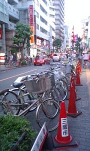 画像：自転車等放置禁止区域内に自転車が放置されている様子の写真（拡大画像へのリンク）