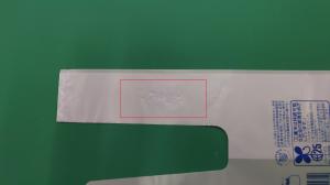 画像：持ち手部分の点字風加工の写真（拡大画像へのリンク）