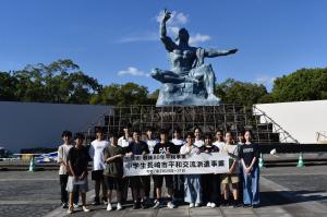 画像：平和祈念像の前で集合写真（拡大画像へのリンク）