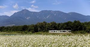 画像：八ヶ岳山麓を走るJR小海線の写真（拡大画像へのリンク）