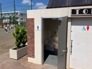 画像：トイレ入口の様子（拡大画像へのリンク）