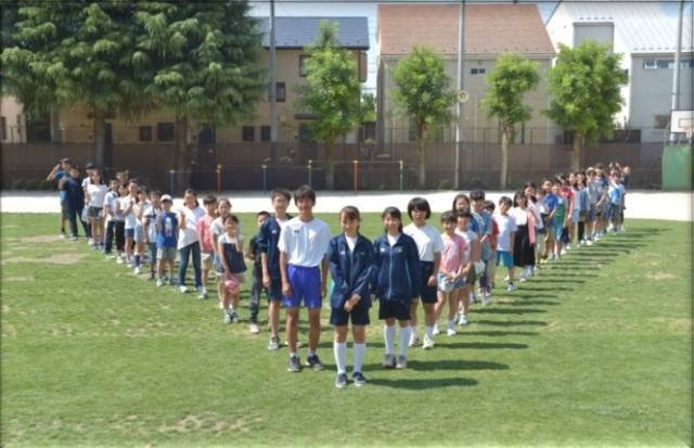 画像：屋外にいる学園の児童生徒の写真