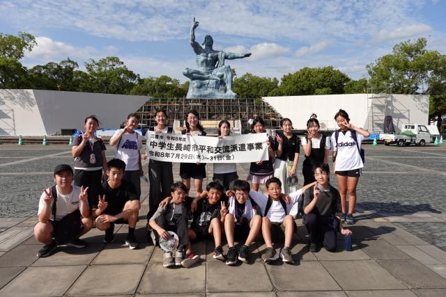 画像：平和祈念像の前での集合写真