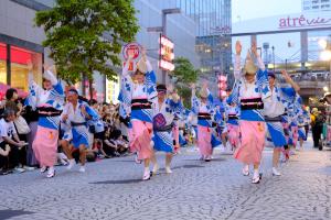 画像：踊り手たちが阿波踊りのメイン会場で踊っている様子（拡大画像へのリンク）