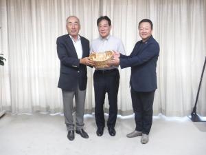 画像：生食パンを手にする岡田社長、松井社長、河村市長の写真（拡大画像へのリンク）