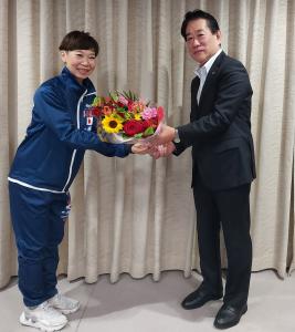 画像：田坂選手へ市長から花束贈呈している写真