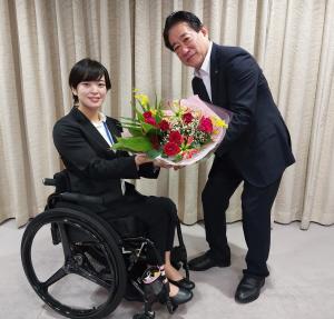 画像：石川選手へ市長から花束贈呈している写真（拡大画像へのリンク）