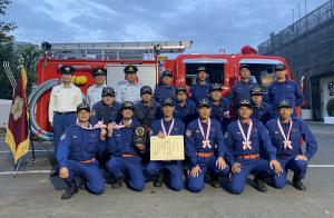 画像：三鷹市消防団が表彰を受けたことを記念して撮影した集合写真（拡大画像へのリンク）