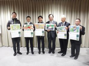 画像：食育カレンダーを手にする青壮年部の皆さまと河村市長・貝ノ瀨教育長の写真