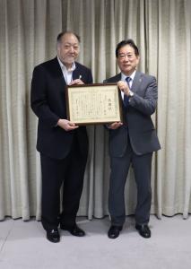 画像：感謝状を手にした市長と田口副社長の写真