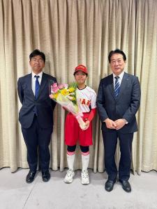 画像：写真・日本代表のユニフォームを身に着けた優香里さんとお父様、河村市長