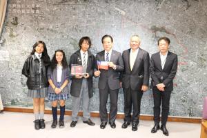 画像：河村市長（前列右から3人目）と留学生の皆さんなど関係者が写る写真（拡大画像へのリンク）