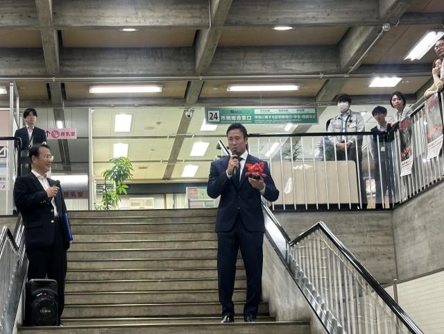 画像：ホールでの挨拶をしている写真