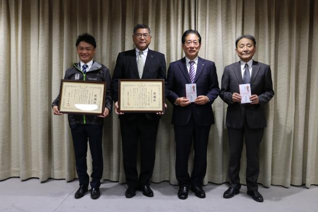 画像：市長と寄付をしていただいたかたとの写真