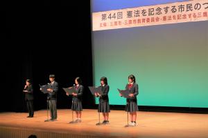 画像：日本国憲法を朗読する四中生徒の写真（拡大画像へのリンク）