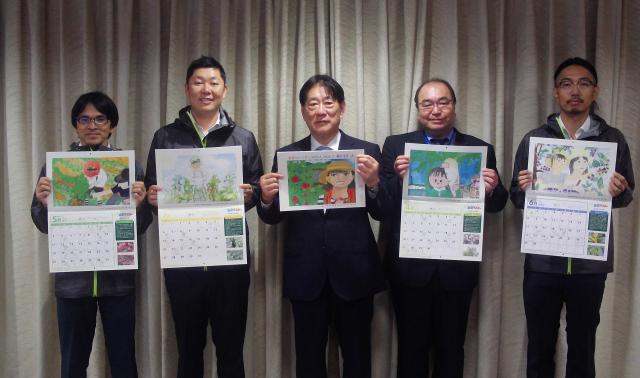 画像：食育カレンダーを手にする青壮年部の皆さまと河村市長・松永教育長の写真