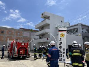 画像：署隊連携活動訓練を実施する消防団員の写真（拡大画像へのリンク）