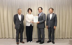画像:総合オンブズマンが活動状況報告書を市長に手渡している様子の写真