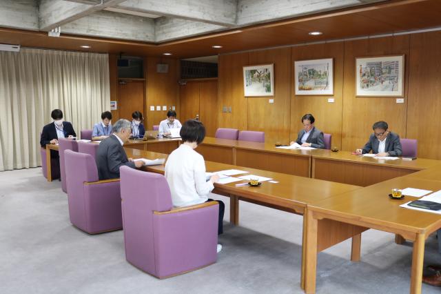 画像：総合オンブズマンが活動状況を報告している様子の写真