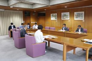 画像：総合オンブズマンが活動状況を報告している様子の写真（拡大画像へのリンク）