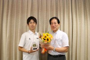 画像:激励される福元選手