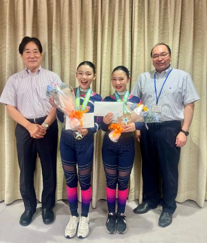 画像：市長、教育長と石綿美空さん森田くるみさんの写真（拡大画像へのリンク）
