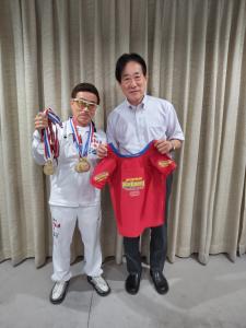 画像:川上選手と河村市長の写真