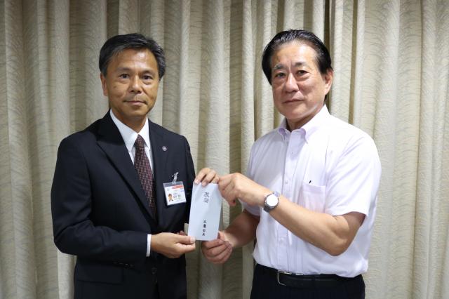 画像：海外協力隊の副島さんと河村市長の写真
