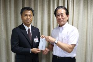 画像:海外協力隊の副島さんと河村市長の写真