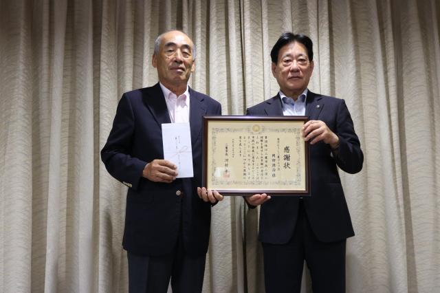 画像：写真・JA東京むさし三鷹ゴルフ会代表と河村市長