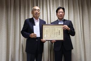 画像:写真・JA東京むさし三鷹ゴルフ会代表と河村市長
