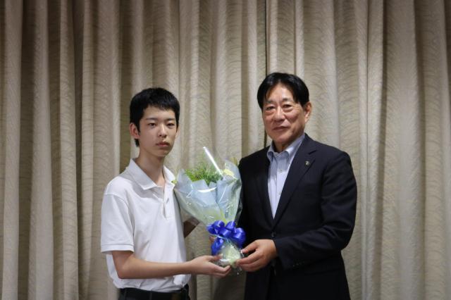 画像：市長と吉田透真さんのツーショット
