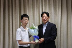 画像：市長と吉田透真さんのツーショット（拡大画像へのリンク）