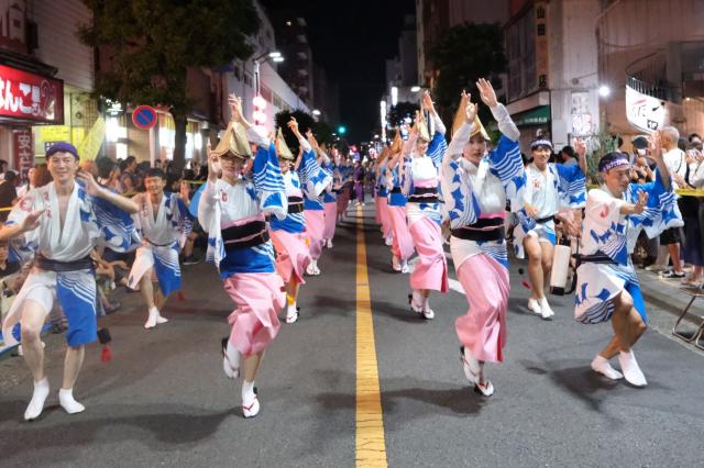 画像：踊り手たちの踊り