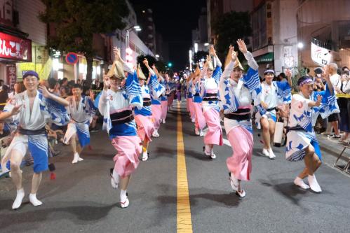 画像：踊り手たちの踊り（拡大画像へのリンク）