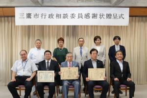 画像：贈呈式の様子（荒井正雄さんは前列中央）