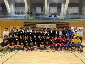 画像：歓迎セレモニーでの集合写真（右側：たつの市、左側：三鷹市）