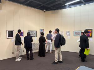 画像：美術作品を展示している会場の様子の写真