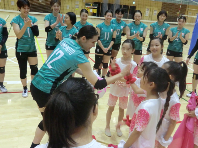 画像：日本代表選手とキッズダンスチームとの交流の様子