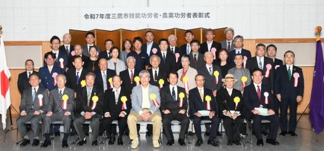 画像：受賞者、同伴者の皆様と選考委員、市長、副市長で記念撮影を行いました