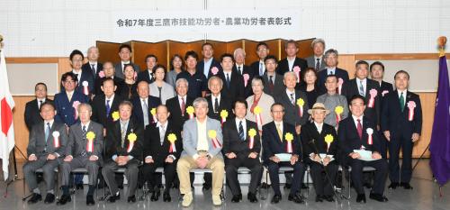 画像：受賞者、同伴者の皆様と選考委員、市長、副市長で記念撮影を行いました