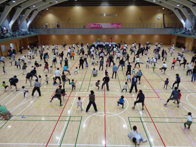 画像：ひろみちお兄さんの親子体操教室の様子の写真