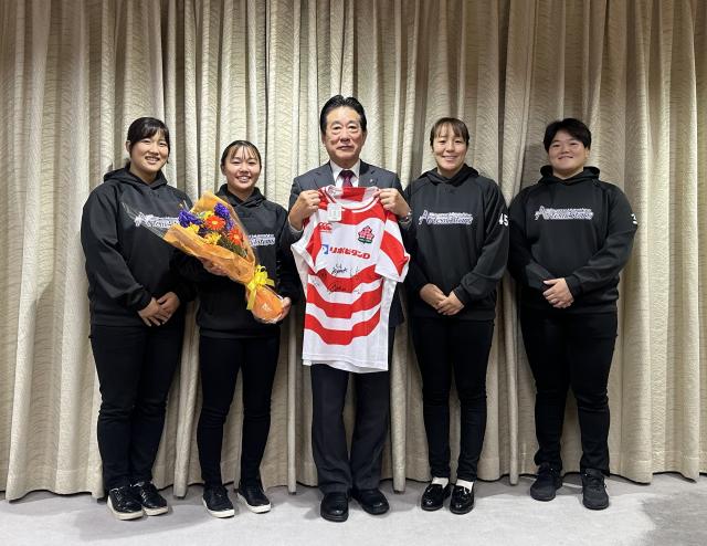 画像：選手たちと河村市長の記念写真