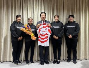 画像:選手たちと河村市長の記念写真