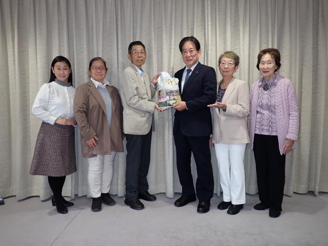 画像：丸池の村民の皆様と三鷹市長との写真