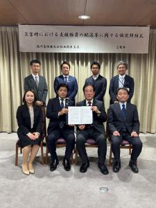 画像：締結式の出席者の集合写真（拡大画像へのリンク）