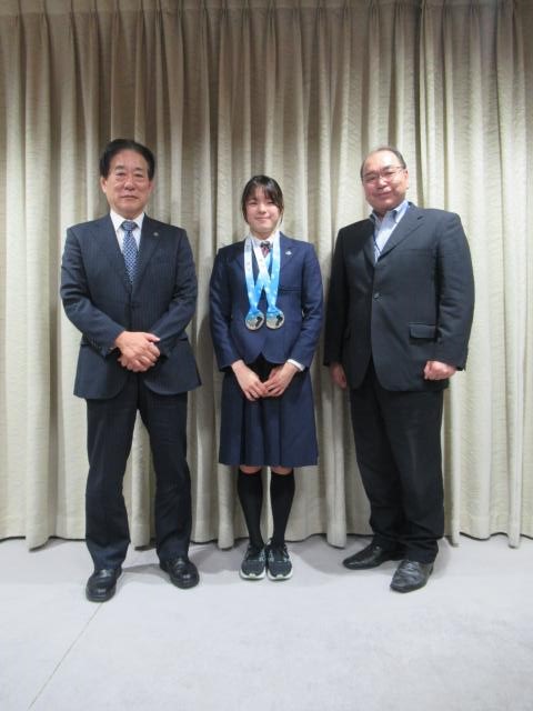 画像：河村市長と松永教育長と黒崎なるみさんの写真