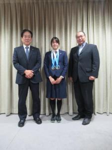 画像：河村市長と松永教育長と黒崎なるみさんの写真（拡大画像へのリンク）