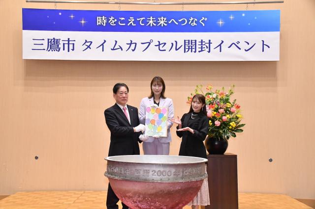 画像：河村市長から返却された埋設物と市長、狩野舞子さん、二瓶有加さん